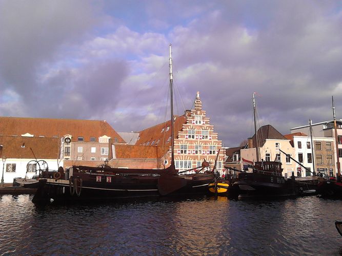 Abgebildet ist der Hafen von Leiden mit Booten.