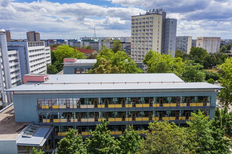 Zu sehen ist eine Luftaufnahme von einem Gebäude der Fakultät für Chemie.
