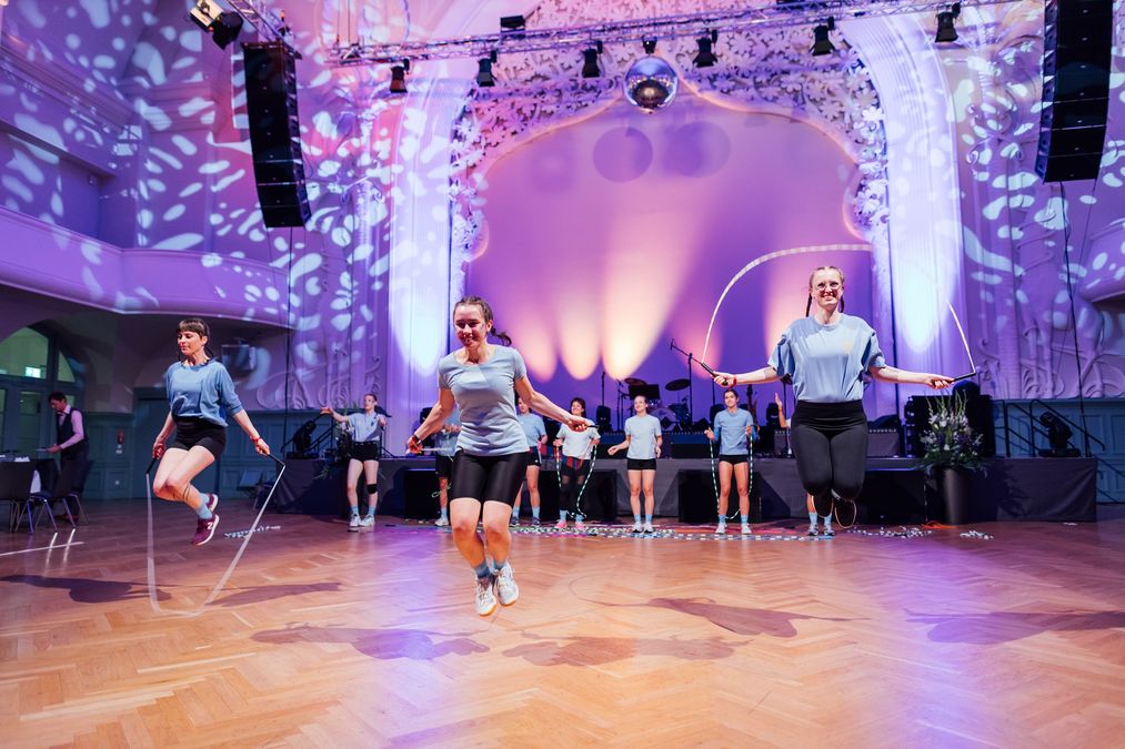 zur Vergrößerungsansicht des Bildes: Für sportlich artistische Galamomente sorgte in einer Tanzpause Rope Skipping vom Zentrum für Hochschulsport. Foto: Christian Hüller/Universität Leipzig