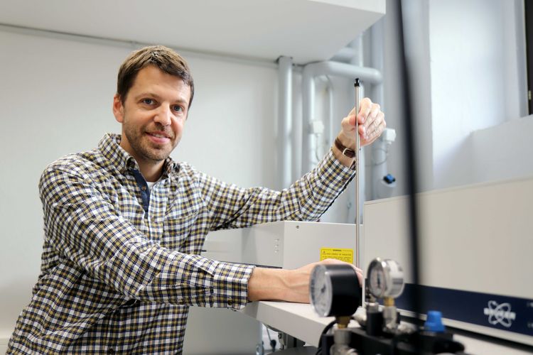 Dr. Matthias Elgeti in his laboratory.