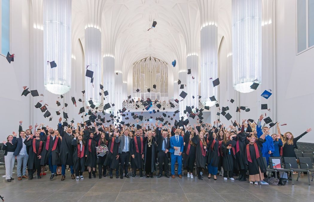 zur Vergrößerungsansicht des Bildes: Rund 500 Absolvent:innen und 900 Gäste feierten den Studienabschluss im akademischen Jahr 2023/24.