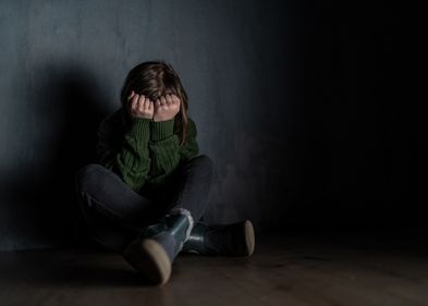 Die Erfahrungen der befragten Zeitzeug:innen zeugen oft von physischen, psychischen und sexuellen Gewalterfahrungen, über alle Heimarten hinweg, Foto: Colourbox Kind sitzt auf dem Boden und hält sich die Hände vor das Gesicht