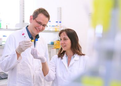 Prof. Dr. Jens Meiler und Prof. Dr. Annette G. Beck-Sickinger im Institut für Biochemie.