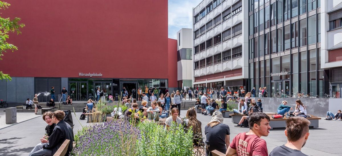 Campus Augustusplatz mit Hörsaalgebäude und Seminargebäude.