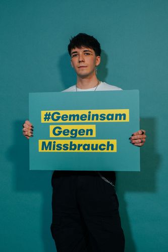 Noah Dejanovic, ein Gesicht der Kampagne #GemeinsamGegenMissbrauch der Missbrauchsbeauftragten der Bundesregierung