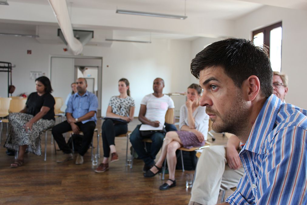 zur Vergrößerungsansicht des Bildes: Teilnehmer:innen diskutieren beim Workshop im Rahmen des Partnerschaftsforums mit Vertreterinnen und Vertretern der strategischen Partneruniversität Stellenbosch