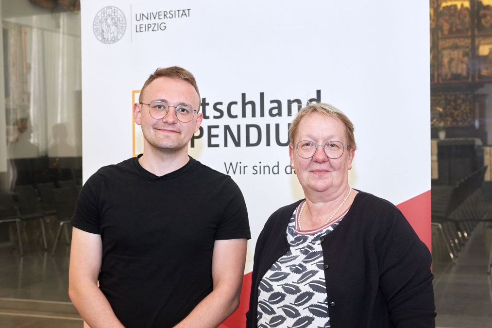 Farbfotografie: Portraitaufnahme von Johanna Schwanke, St. Elisabeth-Krankenhaus Leipzig (rechts im Bild) und Dennis Osadchuk, Medizin-Student (links im Bild)