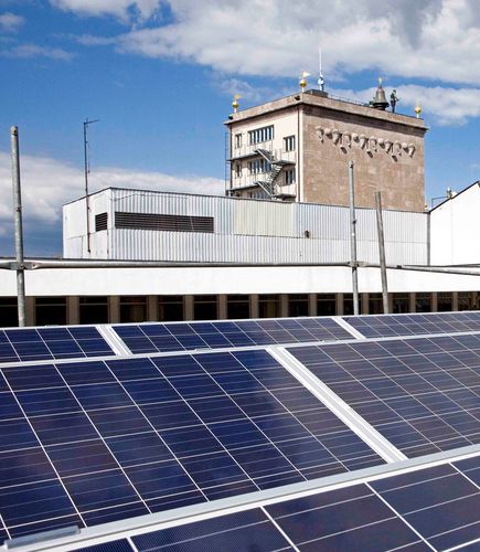 Photovoltaik-Anlagen auf dem Dach der Wirtschaftswissenschaftlichen Fakultät in der Grimmaischen Straße 