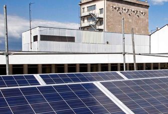 Photovoltaik-Anlagen auf dem Dach der Wirtschaftswissenschaftlichen Fakultät in der Grimmaischen Straße 