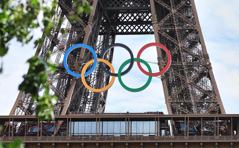 Die olympischen Ringe hängen am Eiffelturm.