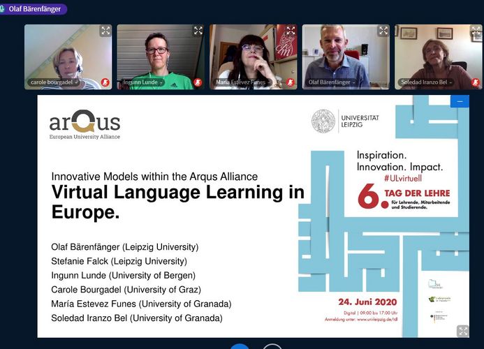 Screenshot eines Video-Chats, bei dem vier Frauen und ein Mann in die Kamera schauen. Den größten Teil des Bildes macht eine PowerPoint-Folie mit dem Titel des Workshops "Virtual Language Learning in Europe" aus.