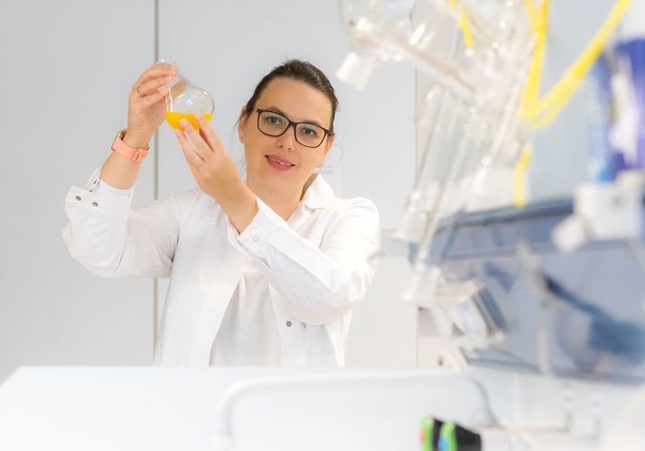 Auf dem Bild ist Prof. Dr. Tanja Gulder im Labor zu sehen.