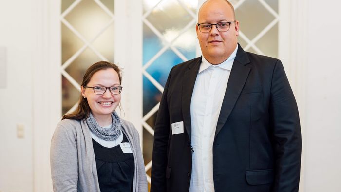 Zu sehen sind Dr. Verena Schneider und Franz Beensen.