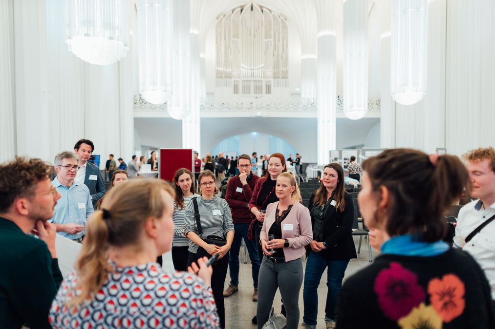 zur Vergrößerungsansicht des Bildes: Personengruppe diskutiert im Paulinum