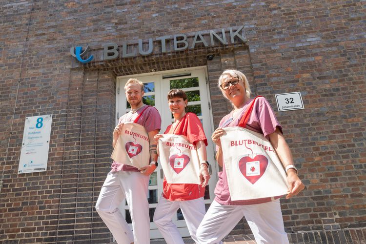 Am 14. Juni ist wieder Weltblutspendetag: Alle Blutspender:innen der UKL-Blutbank erhalten an diesem Tag einen originellen "Blutbeutel" als kleines Dankeschön.