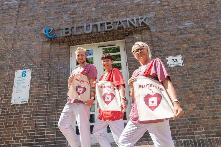 Am 14. Juni ist wieder Weltblutspendetag: Alle Blutspender:innen der UKL-Blutbank erhalten an diesem Tag einen originellen "Blutbeutel" als kleines Dankeschön.