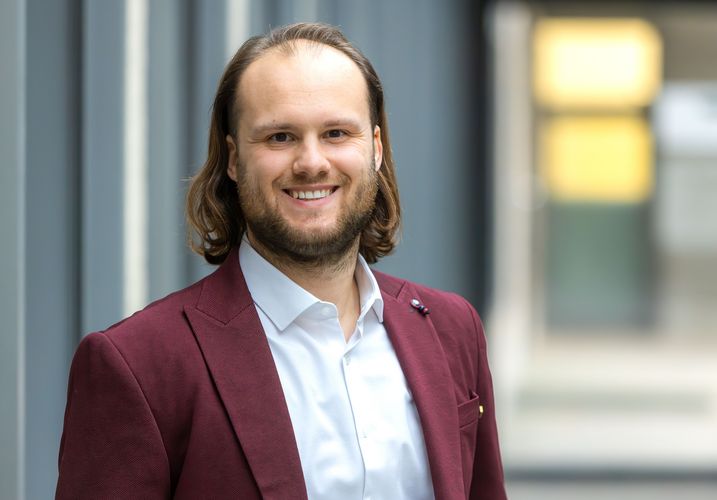 Auf dem Bild ist Prof. Dr. Philipp Bitzenbauer zu sehen.