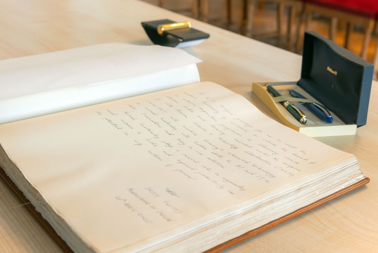 Zu sehen ist der ausführliche, handschriftliche Eintrag des indischen Botschafters ins Goldene Buch der Universität in englischer Sprache.