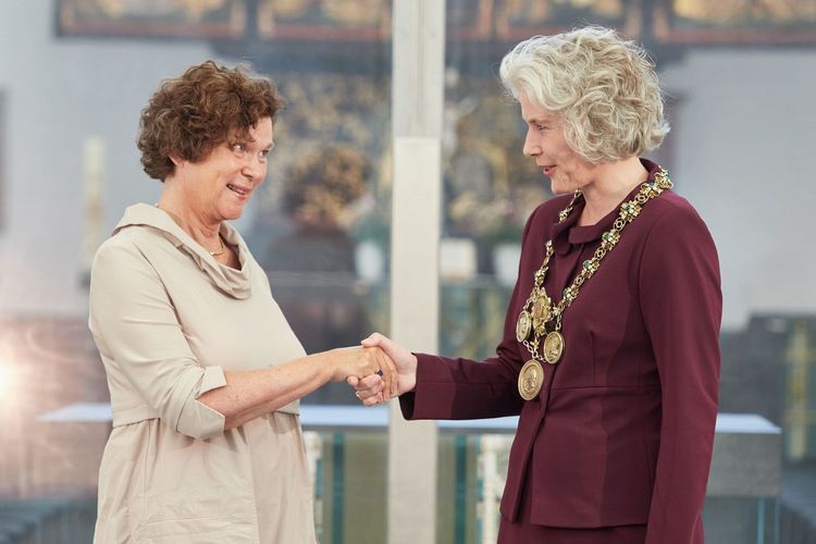 Altrektorin Prof. Dr. Beate Schücking (links) gratuliert Rektorin Prof. Dr. Eva Inés Obergfell zur Investitur.