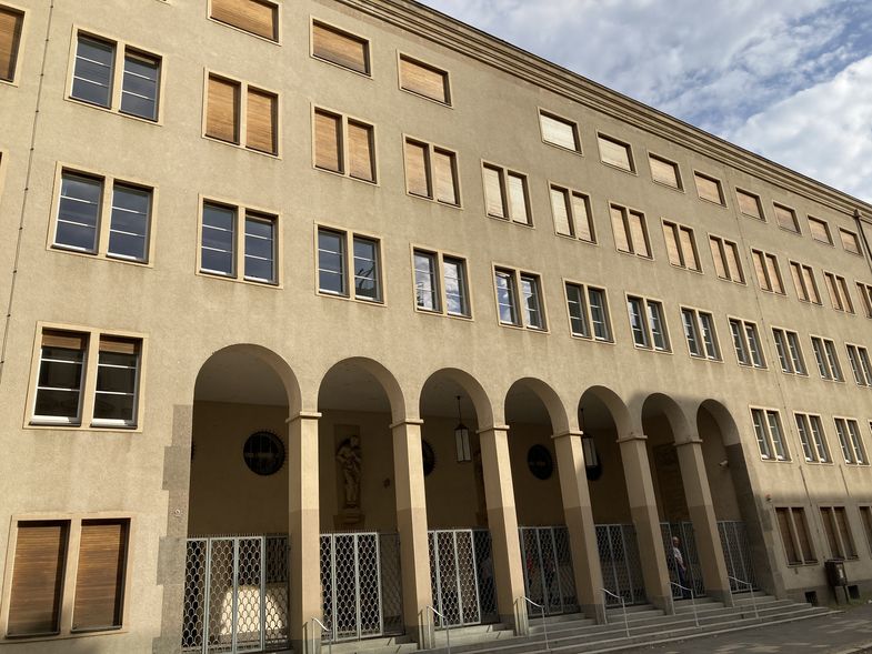 Die Fassade der neuen Büroräume der Geschäftsstelle der Research Academy Leipzig in der Straße des 17. Juni 2