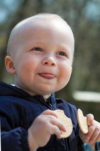 Im ersten Teil des Experiments konnten die Forscher:innen zeigen, dass die Kombination einiger Industriechemikalien mit einer verzögerten Sprachentwicklung bei Kindern einhergeht. Foto: Colourbox