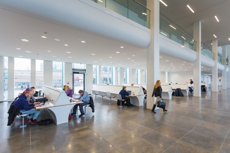 Studierende sitzen an Arbeitsplätzen des PC-Pools im Foyer des Neuen Augusteums, Foto: Christian Hüller