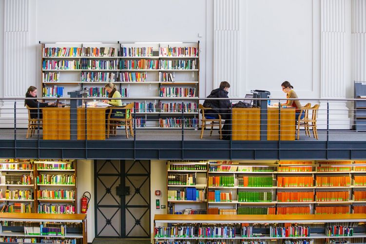 Blick auf die Galerie im Lesesaal Mitte der Bibliotheca Albertina, Foto: Christian Hüller