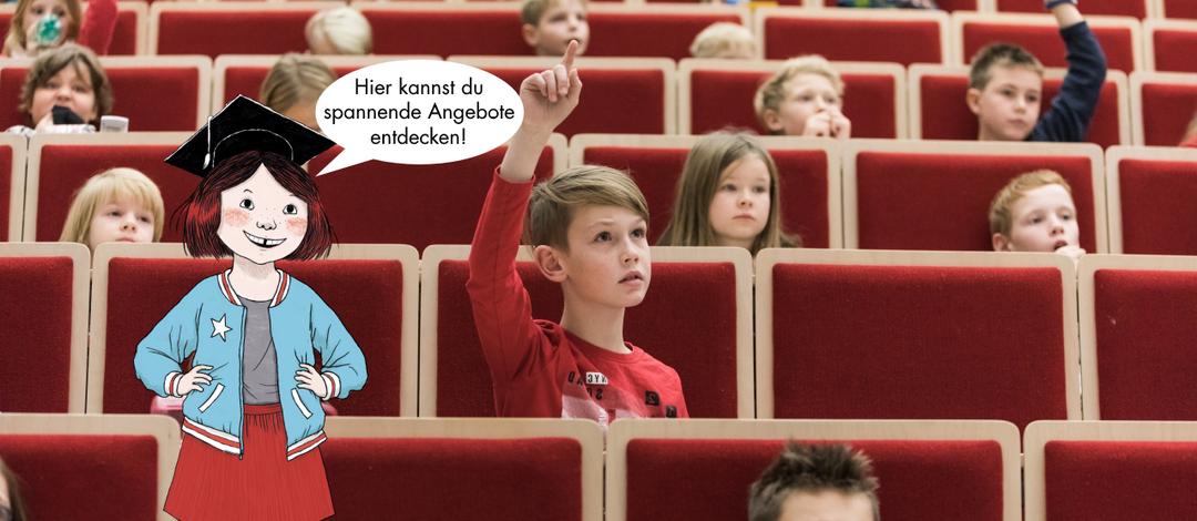 Kinder sitzen im Rahmen der Kinderuni im Hörsaal. Dem Bild ist die Grafik eines Mädchens eingefügt. In einer Sprechblase über ihrem Kopf stehen die Worte "Hier kannst du spannende Angebote entdecken".