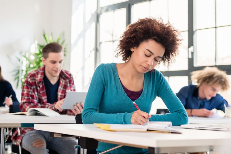 Eine Gruppe Studierender schreibt eine Prüfung.
