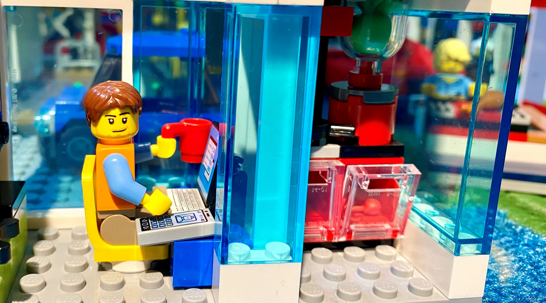 Legofigur sitzt in einem Lego-Homeoffice