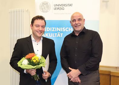 Dr. Armin Frille (links) freut sich über das Stipendium, überreicht vom Dekan der Medizinischen Fakultät Prof. Dr. Ingo Bechmann