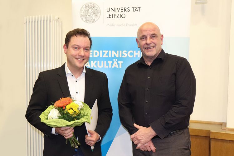 Dr. Armin Frille (links) freut sich über das Stipendium, überreicht vom Dekan der Medizinischen Fakultät Prof. Dr. Ingo Bechmann