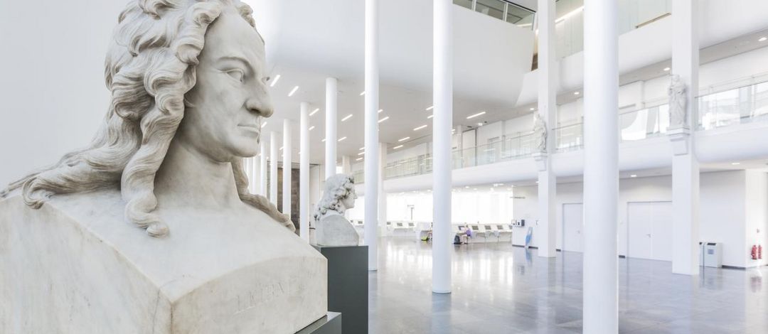 Foto: Blick auf die Büste des Alumnus Gottfried Wilhelm Leibniz im Foyer des Neuen Agustueums