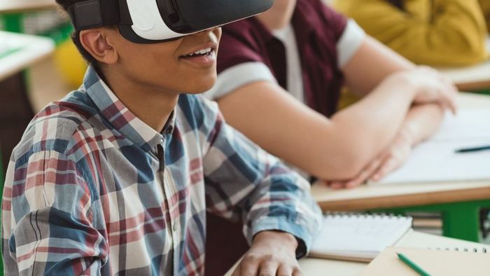 Virtual Reality im Unterricht: Schülerinnen und Schüler tragen VR-Brillen.