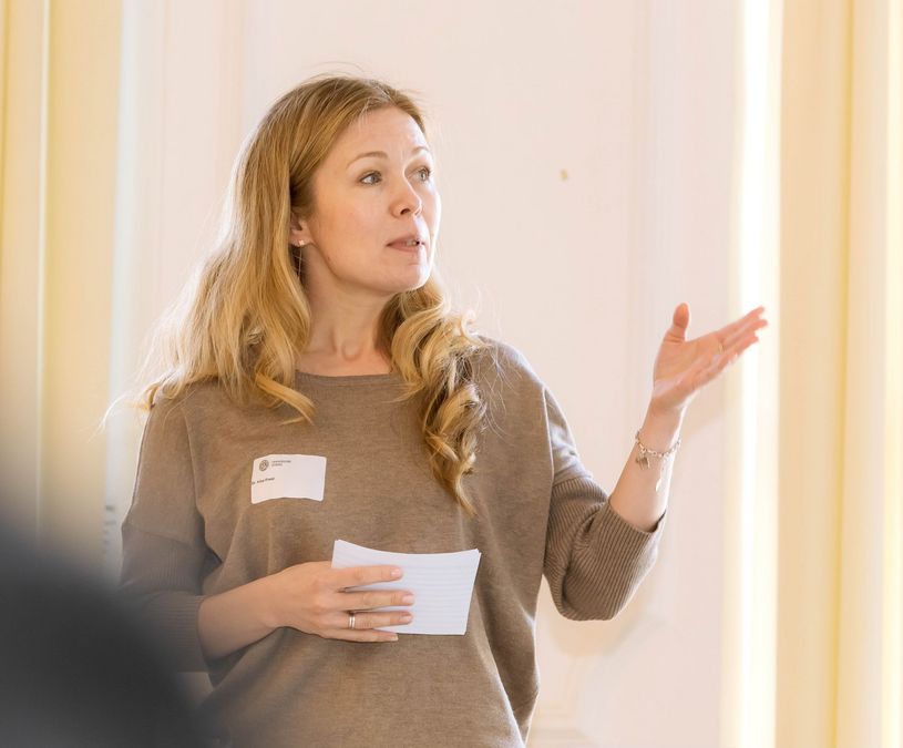 zur Vergrößerungsansicht des Bildes: Dr. Irina Frost steht vor dem Publikum und stellt das Forschungsinformationssystem leuris vor.