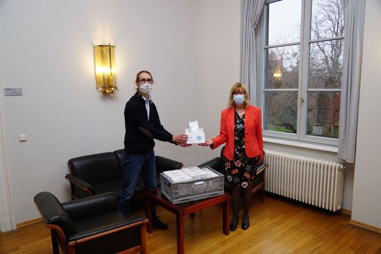 Linus Schlüter übergibt die Maskenspende an Dr. Nicola Klöß.
