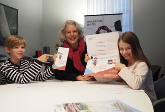 Amalia (8, rechts) und Leonard (8) beim Interview mit Rektorin Prof. Dr. Eva Inés Obergfell, Foto: Universität Leipzig