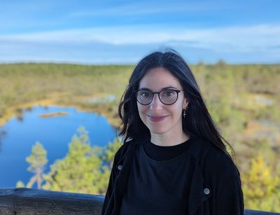 Zu sehen ist ein Porträtfoto von Dr. Mariana Madruga de Brito.