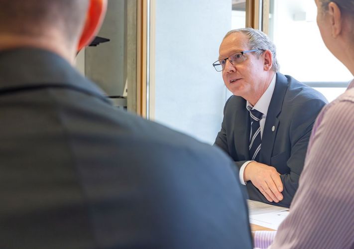 Nahaufnahme von Prorektor Prof. Dr. Gläser.
