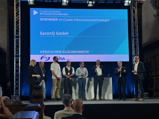 Prof. Dr. Marius Grundmann (3.v.r.) bei der Preisverleihung in Merseburg.