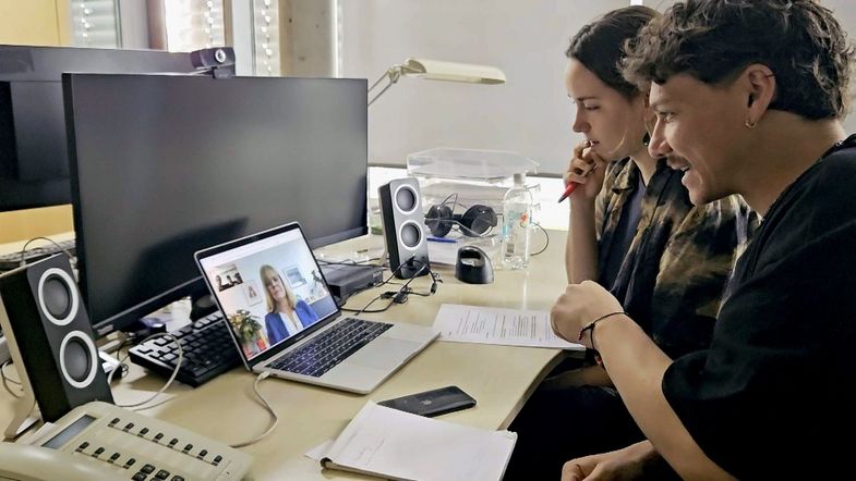 Die Studierenden Justus Niebling und Charis Mündlein bei der Arbeit an ihrem MDR-Beitrag.