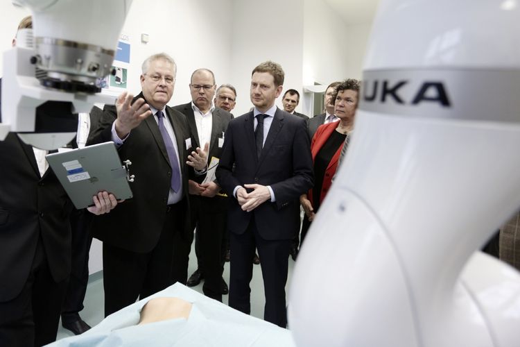 Der Sächsische Ministerpräsident informiert sich am ICCAS über innovative robotergesteuerte Therapieansätze