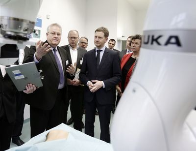 Der Sächsische Ministerpräsident informiert sich am ICCAS über innovative robotergesteuerte Therapieansätze
