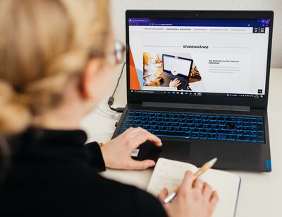 Frau ruft am Laptop das Studienangebot der Uni Leipzig auf, Foto: Christian Hüller