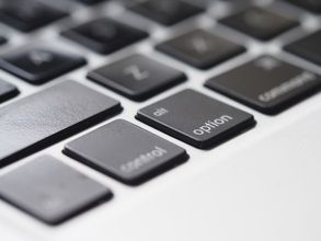Laptop-Tastatur mit Optionstaste