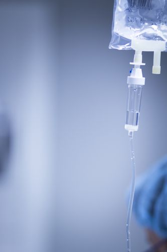 Das Medikament Zolbetuximab wurde Patient:innen der Studie mit fortgeschrittenem Magenkarzinom in Kombination mit einer Chemotherapie als intravenöse Infusion gegeben.