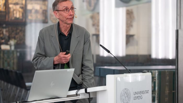 Auf dem Bild ist Prof. Dr. Svante Pääbo bei einem Vortrag im Paulinum zu sehen.
