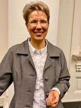 Porträtfoto von Frau Professorin Schulz-Siegmund hat dunkelblonde kurze Haare, trägt eine Brille, hat einen graubraunen Blazer und eine weiße Bluse an