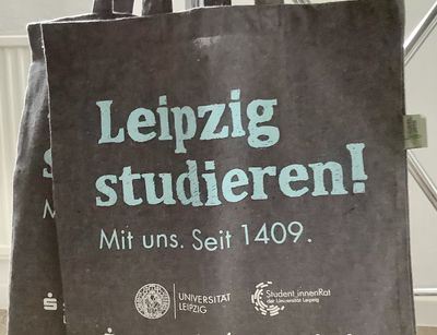 Grauer Beutel mit blauem Schriftzug Leipzig studieren, Foto: Universität Leipzig