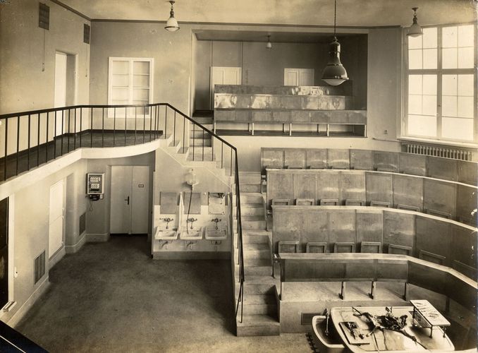 Blick in den Demonstrationssaal des Veterinär-Pathologisches Instituts um 1925.
